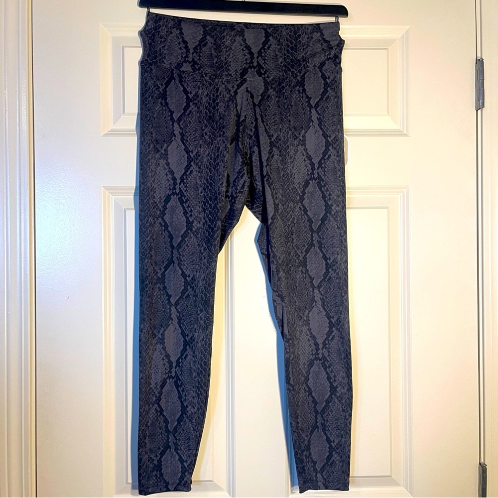 🔥 Express Super Soft Snakeskin Print Leggings – M– NWT 🔥